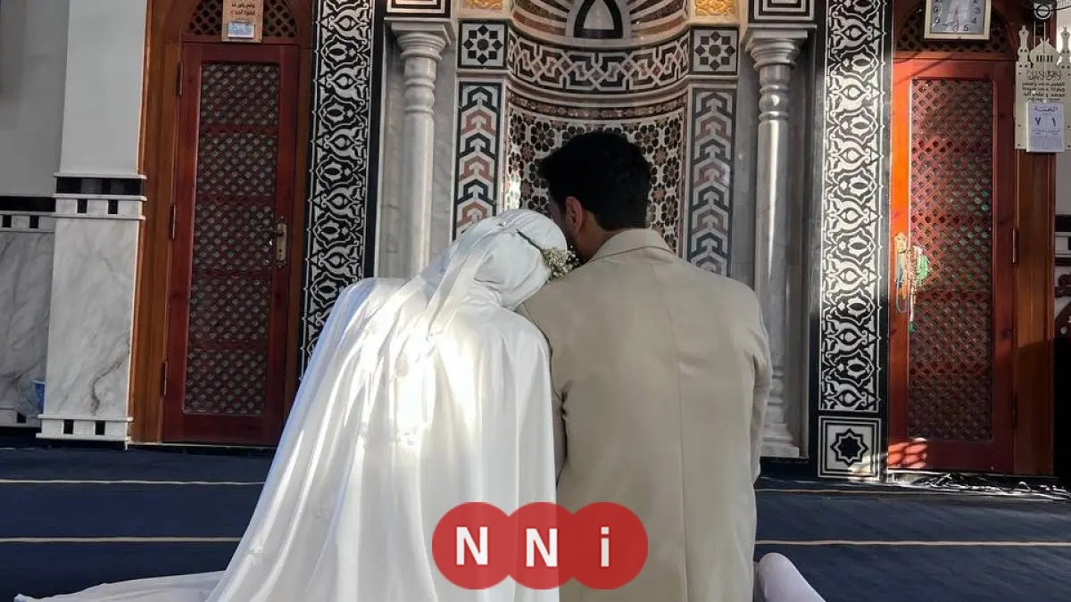 عروسان يثيران الجدل بجلسة تصوير في المسجد