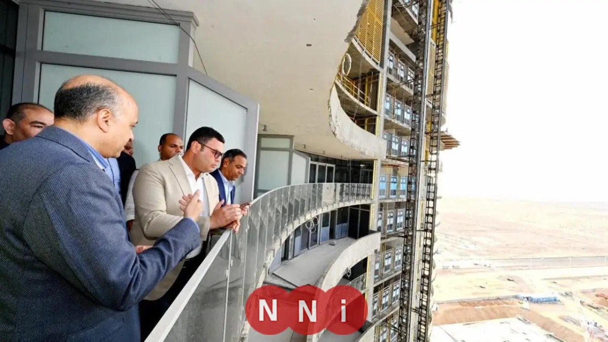 وزير الإسكان يراجع تقدم تنفيذ أبراج الداون تاون وكوبري C19 في العلمين الجديدة