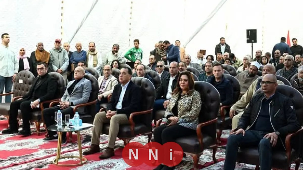 رئيس الوزراء يوزع عقود وحدات سكنية للمستحقين بمدينة الطود