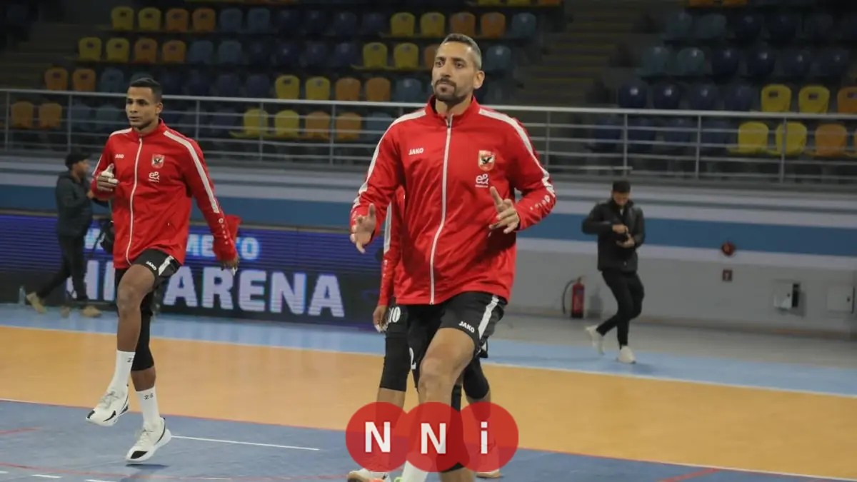 حسام يوسف يهدي جماهير الأهلي كأس السوبر بكل فخر