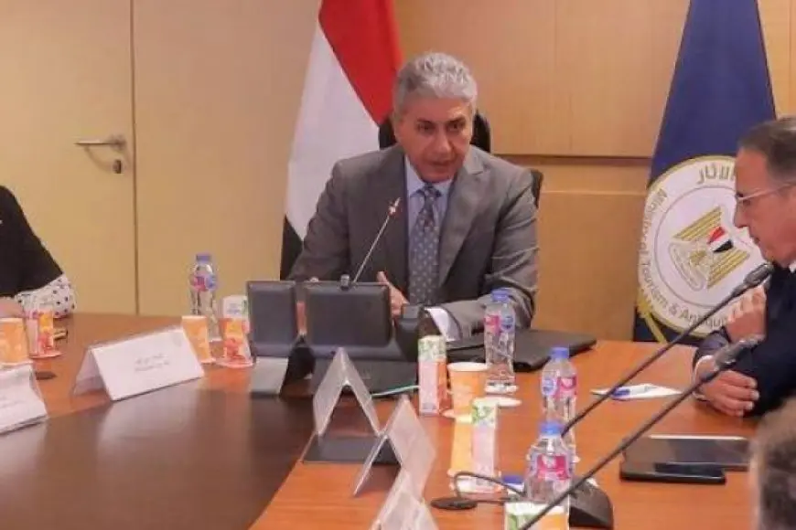 وزير الآثار يبحث مع «الغرف السياحية» سبل زيادة أعداد الوافدين إلى مصر