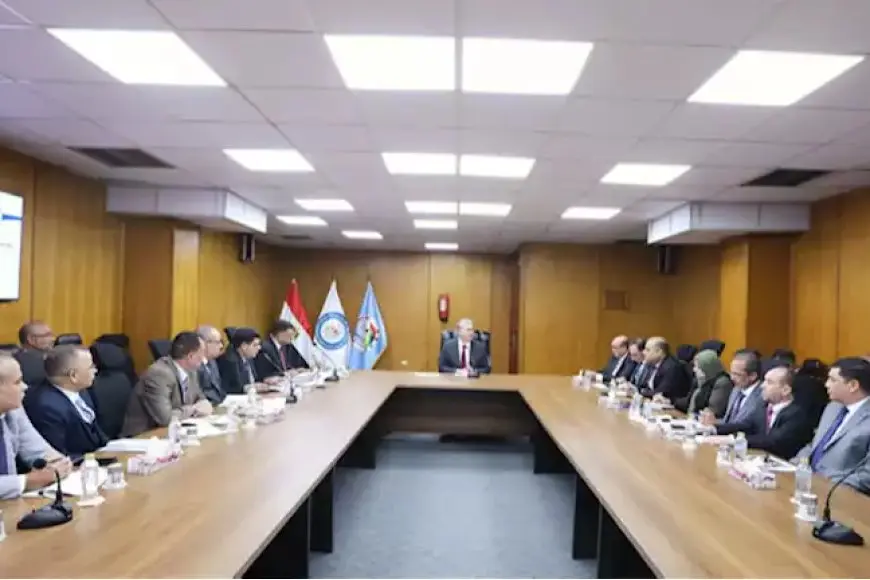 وزير البترول يجتمع مع المسؤولين التنفيذيين بالهيئة العامة للثروة المعدنية لمناقشة تطوير الأداء