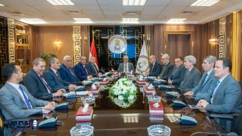 وزير الإنتاج الحربي يلتقي قادة شركات تصنيع الذخائر