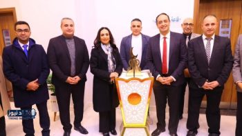 متعافو صندوق مكافحة الإدمان يهدون وزيرة التضامن فانوس رمضان