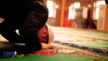 غزوة بدر الكبرى تشهد نزول الملائكة للقتال إلى جانب المسلمين في أولى معارك الإسلام