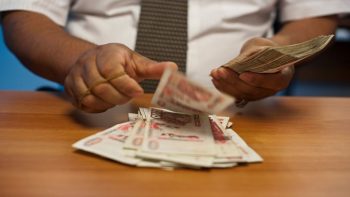 الحكومة تصدر قرارها النهائي بشأن تخفيض دوام الموظفين وتعديل مواعيد صرف الأجور