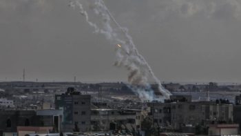 إيران وحزب الله يشنان هجوما صاروخيا متزامنا على شمال إسرائيل وتل أبيب
