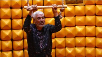 رامز ليفل الوحش الحلقة 29.. جمال عبد الحميد يُشير إلى أن حسن شحاتة هو أعظم لاعب في جيله