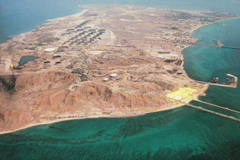 إيران تستعد لمواجهة غزو أمريكي لجزيرة خارك وتكثف حشودها