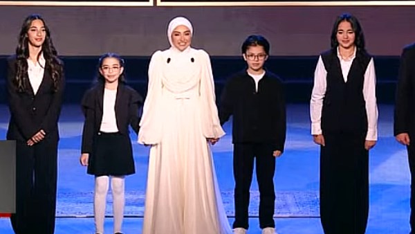الأب مع الأبناء.. لقطة إنسانية من الرئيس السيسي مع أولاد الشهداء