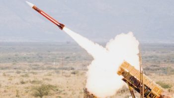 السعودية تعترض 27 طائرة مسيرة وصاروخاً في عملية دفاعية