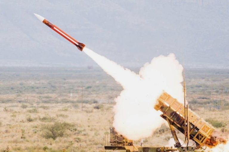الدفاع الجوي السعودي يحبط هجوماً واسعاً بـ 27 مسيرة وصاروخ