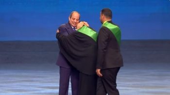 الرئيس السيسي يلتقي والدة الشهيد علي إبراهيم في يوم الشهيد