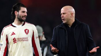 آرني سلوت يهاجم مدرب المجر بسبب استخدامه لزوبوسلاي ويؤكد رغبة ليفربول في إراحة لاعبيه مع منتخباتهم