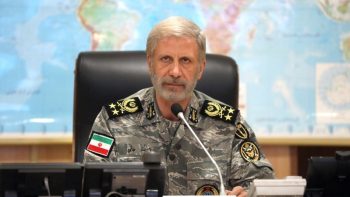 قائد الفضاء الإيراني يوجه رسالة شديدة اللهجة إلى الرئيس الأمريكي