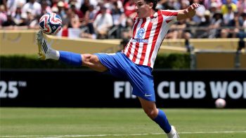 أتلتيكو مدريد يضع استراتيجية للاحتفاظ بألفاريز بعيداً عن برشلونة