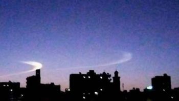 أجسام ضوئية غريبة تظهر في سماء مصر وارتباطها المحتمل بالانفجارات الشمسية