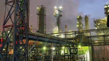 إيران تطلق صواريخ على مصافي نفط حيفا وتتسبب في حرائق كبيرة