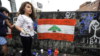 نساء يلدن في شوارع بيروت هربا من القصف الإسرائيلي وسط كارثة إنسانية