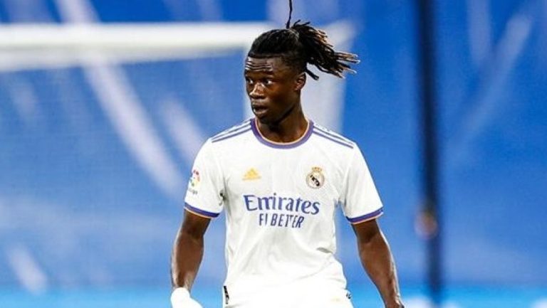 ليفربول يقترب من التعاقد مع كامافينجا في الصيف