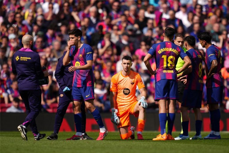 وكيل "بديل ألفاريز" يعترف بمفاوضات برشلونة لتعزيز هجومه الموسم المقبل
