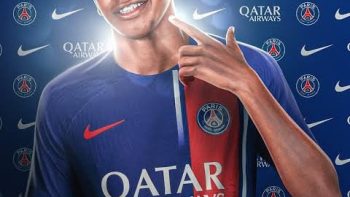 باريس سان جيرمان يقدم عرضاً قياسياً بقيمة 350 مليون يورو لضم لامين يامال من برشلونة.