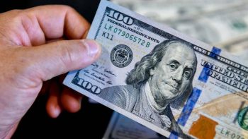 سعر الدولار مقابل الجنيه المصري يصعد في البنوك اليوم الخميس