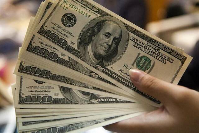 سعر الدولار مقابل الجنيه المصري في 11 بنكاً مع نهاية تعاملات الاثنين