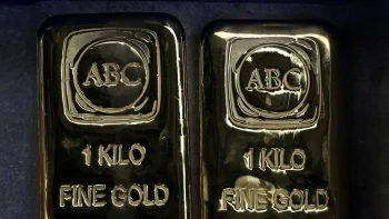 الذهب يتعافى من أدنى مستوى له في شهر.. الأونصة فوق 4550 دولاراً