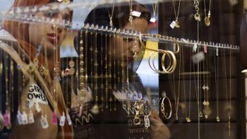 الذهب يتأرجح في مصر بضغوط الدولار وحذر الأسواق من الحرب