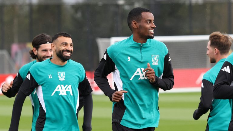 أرني سلوت يؤكد أن ليفربول سيحظى بدعم من اللاعبين العائدين من الإصابة، حيث يستعد محمد صلاح وألكسندر إيساك للعودة | العربية Goal.com