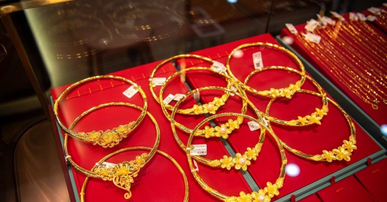 أسعار الذهب تتقلب وسط تطورات جديدة، وأسعار النفط ترتفع.