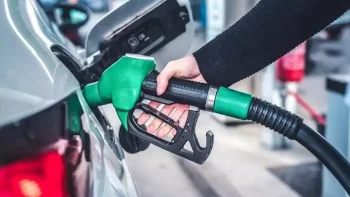 أسعار الوقود والبنزين.. متى تبدأ الانخفاض؟