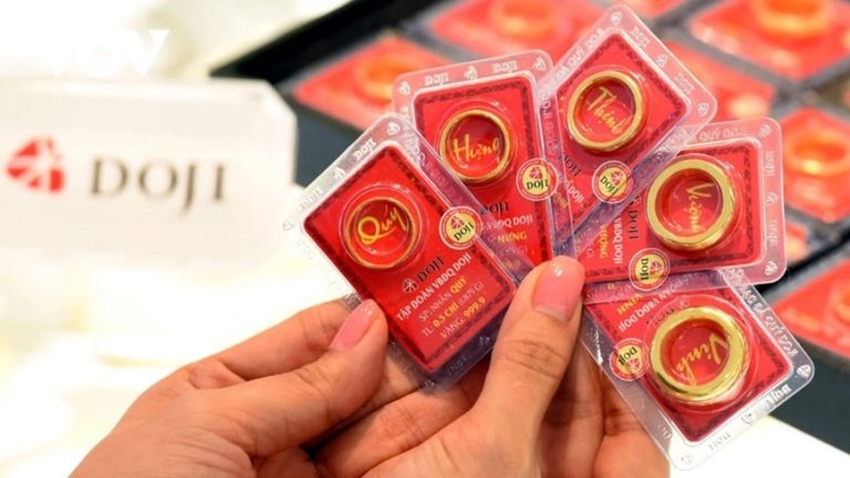 استمرت أسعار الذهب في الانخفاض الحاد صباح يوم 29 أبريل.