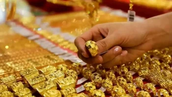 الأوقية تهبط عالميًا 2.5% وتُنهي سلسلة مكاسب شهرية لأسعار الذهب