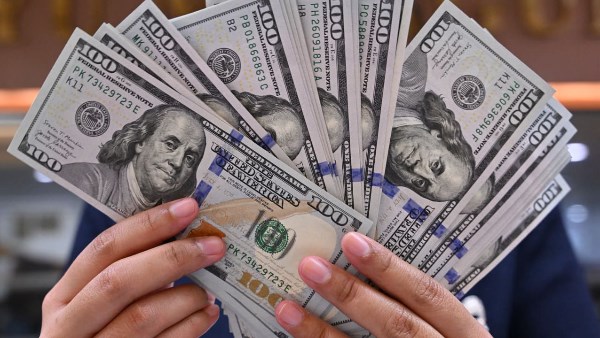الدولار يتراجع في 12 بنكًا .. اعرف سعره الآن في البنك الأهلي المصري