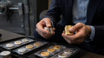 انخفاض سعر الذهب إلى ما دون 4700 دولار: هل هذا مجرد تهدئة أم بداية لانخفاض حاد؟