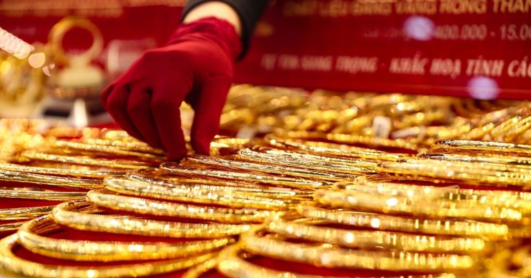 انخفض سعر الذهب بشكل حاد ثم ارتفع بشكل كبير، كاشفاً عن نمط غير معروف.