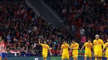 برشلونة يتغلب على أتلتيكو مدريد ويقترب من التتويج بلقب الليغا