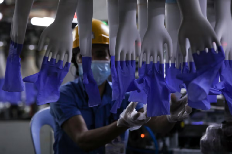 حرب إيران ترفع أسعار القفازات الطبية عالميا وتقلق قطاع الرعاية الصحية