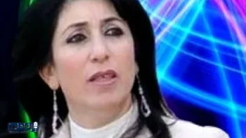 حَنَان تُلَمِّعُ الْأَحْذِيَة؟