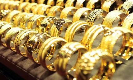 سباق الادخار في مصر.. شهادات بعائد 17.25% تهدد مكانة الذهب