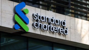 ستاندرد تشارترد يتوقع استمرار انخفاض أسعار النفط بالأسواق العالمية تدريجيًا