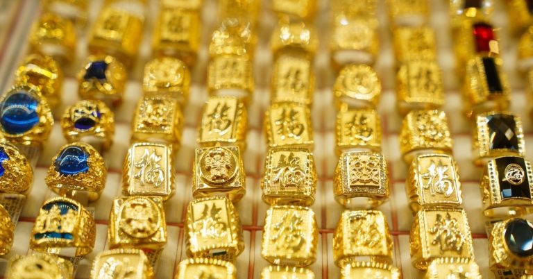 سجلت أسعار الذهب اليوم، 26 أبريل 2026، انخفاضاً أسبوعياً، حيث خسرت أكثر من 3 ملايين دونغ فيتنامي للأونصة.