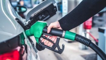 سعر البنزين اليوم الجمعة بعد انهيار النفط عالميًا
