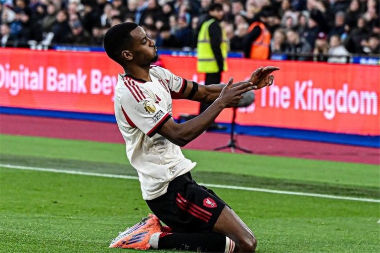 سلوت يعلن موعد عودة إيزاك لتدريبات ليفربول