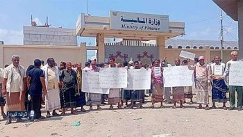 موظفون نازحون يطالبون بالإنصاف وإنهاء التجاهل بعد شهر على توجيهات بصرف رواتبهم