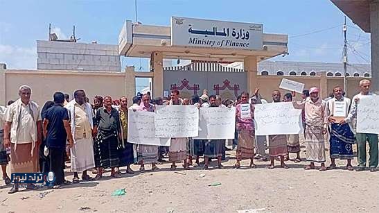 شهرٌ على توجيهات وزير الخدمة بصرف رواتبهم.. الموظفون النازحون يطالبون بإنصافهم وإنهاء التجاهل