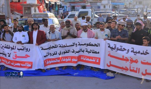 عين عدن | الأخبارية | وقفة احتجاجية حاشدة في الغيضة تطالب بتحسين الخدمات وصرف الرواتب