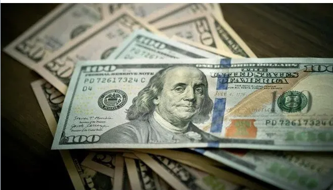 متوسط سعر الدولار يتراجع 8 قروش.. والبيع يسجل 51.79 جنيه